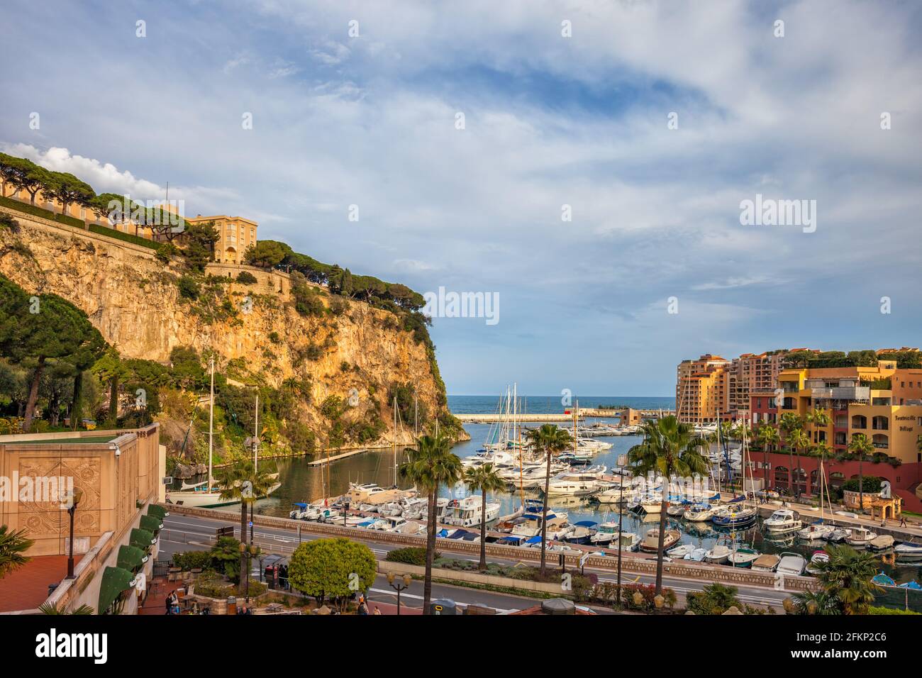 Principauté de Monaco, Port de Fontvieille au coucher du soleil, marina avec yachts et voiliers en Méditerranée Banque D'Images