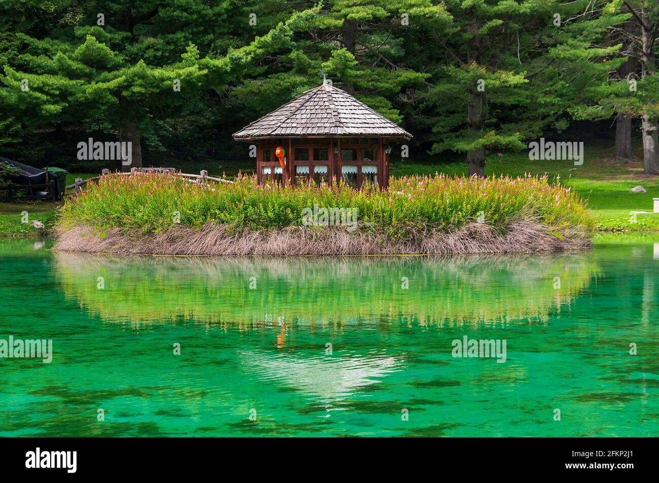 Petite maison en bois reflétée dans le lac Gover, Gressoney-Saint-Jean, Vallée d'Aoste, Italie - Europe. Banque D'Images