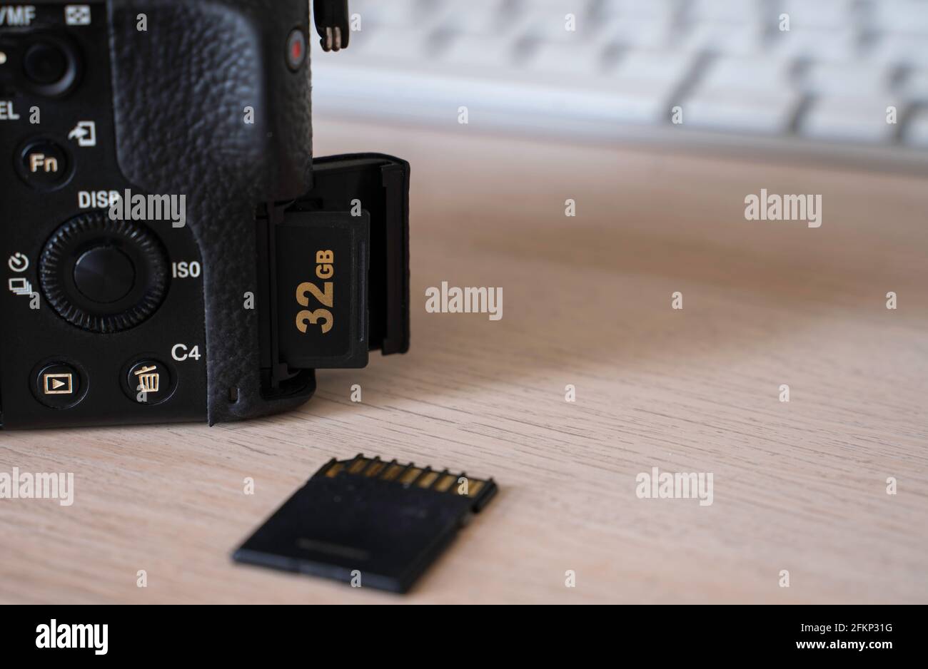 appareil photo avec 2 cartes sd sur la table Banque D'Images