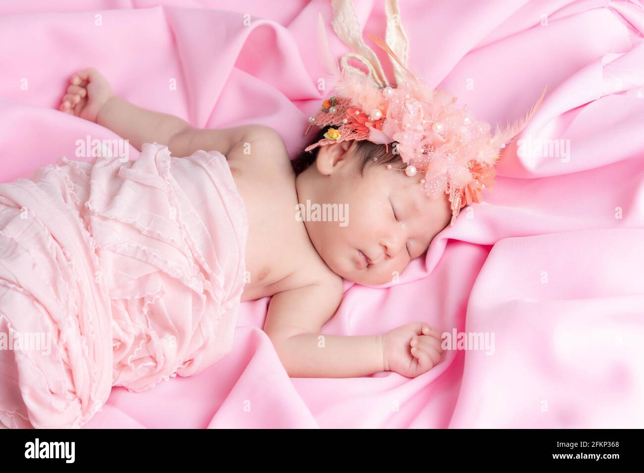 Portrait D Une Jeune Fille D Un Mois Qui Dormait Nouveau Ne Elle Porte Une Couronne De Fleur Et Dorme Sur Une Couverture Rose Concept Portrait Mode Studio Photo Stock Alamy Portrait D Une Jeune Fille D Un Mois Qui Dormait Nouveau Ne Elle Porte Une Couronne De Fleur Et Dorme Sur Une Couverture Rose Concept Portrait Mode Studio Photo Stock Alamy