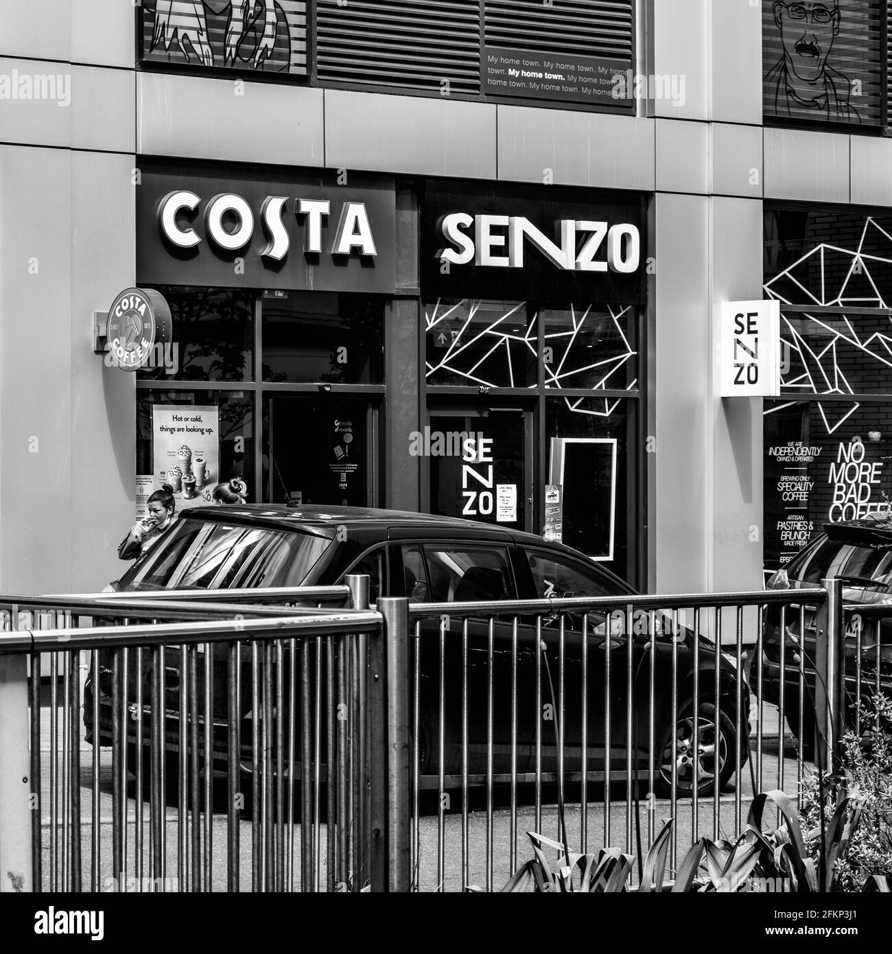 Epsom Surrey, Londres, Royaume-Uni, 02 2021 mai, entrée du magasin Costa Coffee et Senzo High Street Banque D'Images