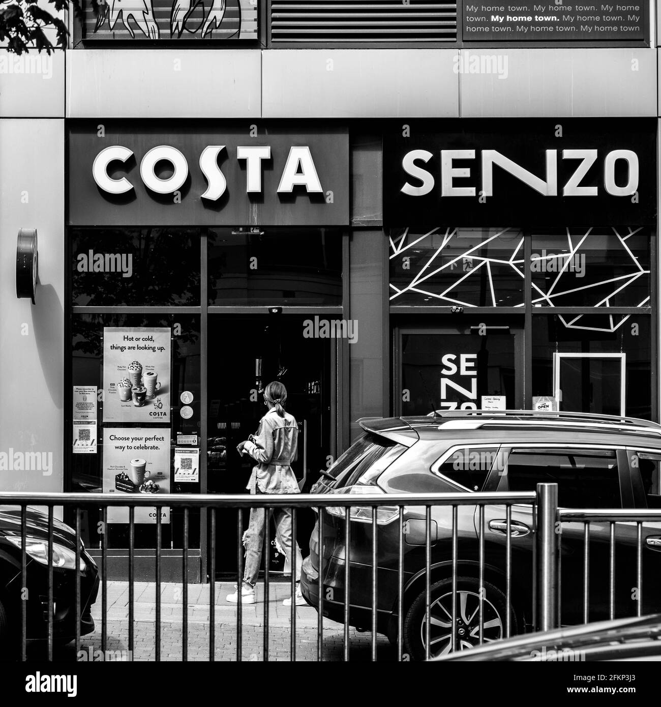 Epsom Surrey, Londres, Royaume-Uni, 02 2021 mai, entrée du magasin Costa Coffee et Senzo High Street Banque D'Images