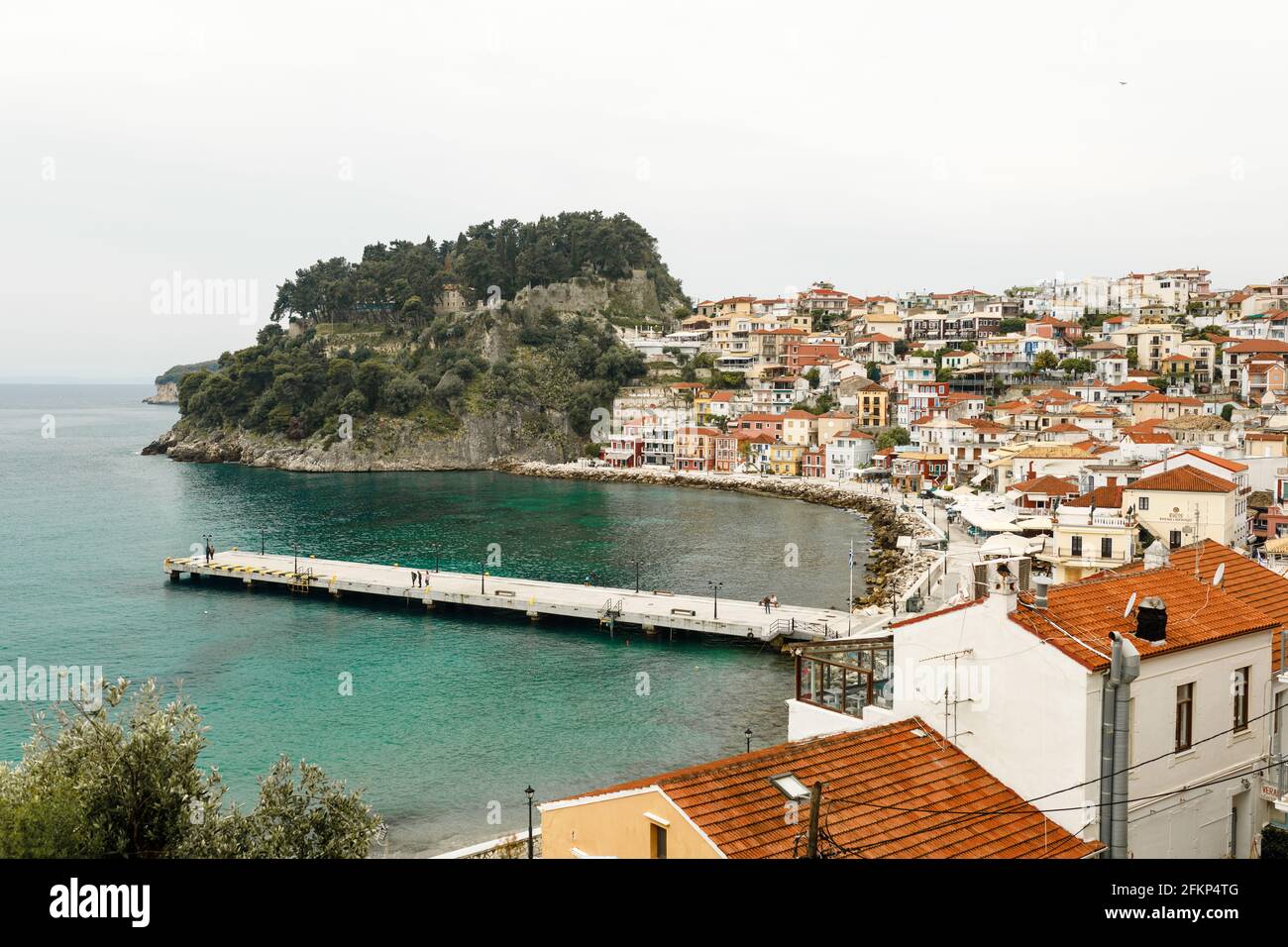 Ville de Parga à Epire, nord-ouest de la Grèce sur la côte Ionienne au printemps Banque D'Images