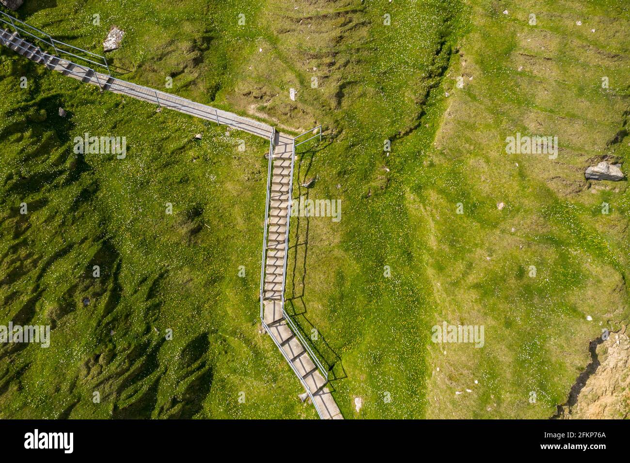 Vue aérienne des escaliers vers le Silver Strand dans le comté de Donegal - Irlande. Banque D'Images