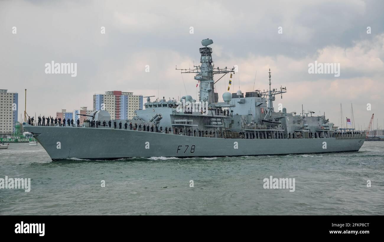 La frégate de la Royal Navy de type 23 de la classe Duke HMS Kent (F78) a quitté Portsmouth (Royaume-Uni) lors d'une tempête de grêle le 1/5/2021 pour rejoindre le groupe de grève des transporteurs du Royaume-Uni. Banque D'Images