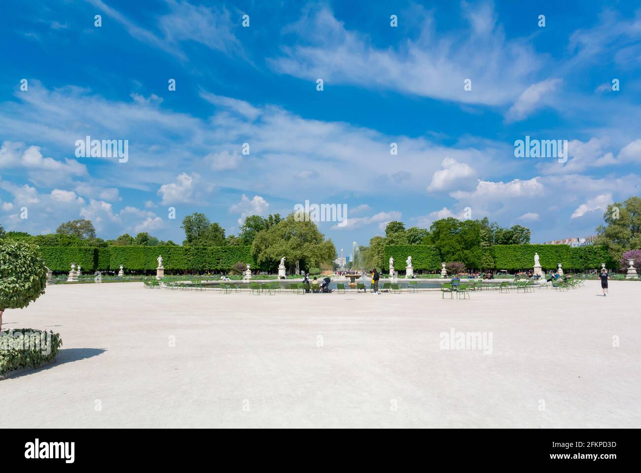 Français autour de la fontaine aux Jardins des Tuileries, Paris, France Banque D'Images