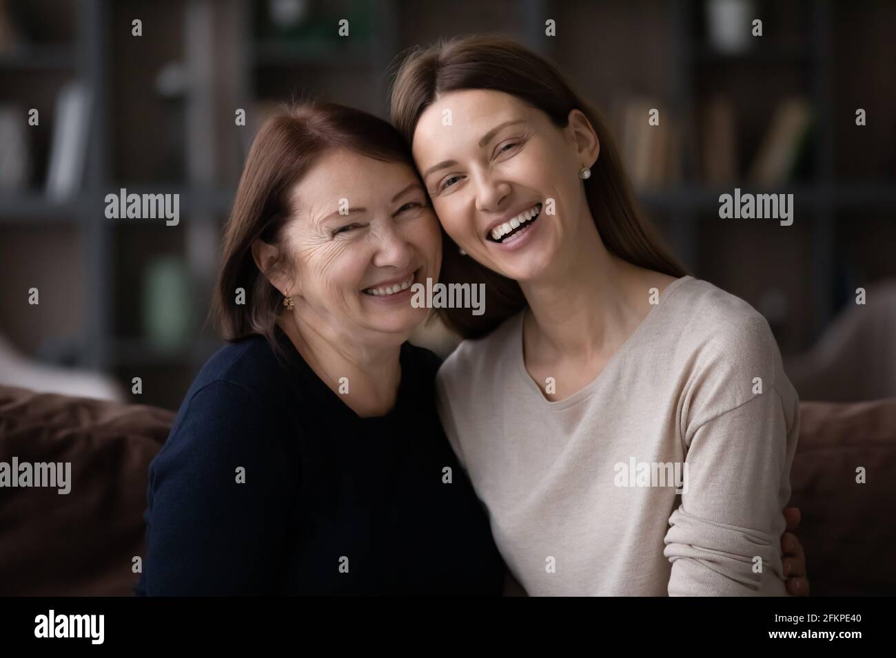 Portrait d'une mère âgée heureuse et d'une fille adulte Banque D'Images