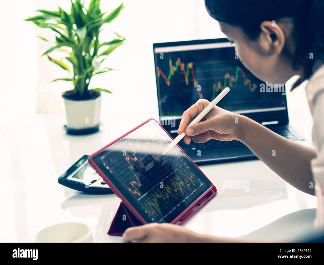 femme d'affaires négociant des actions de forex, négociant des forex dans plate-forme de tablette et destop Banque D'Images