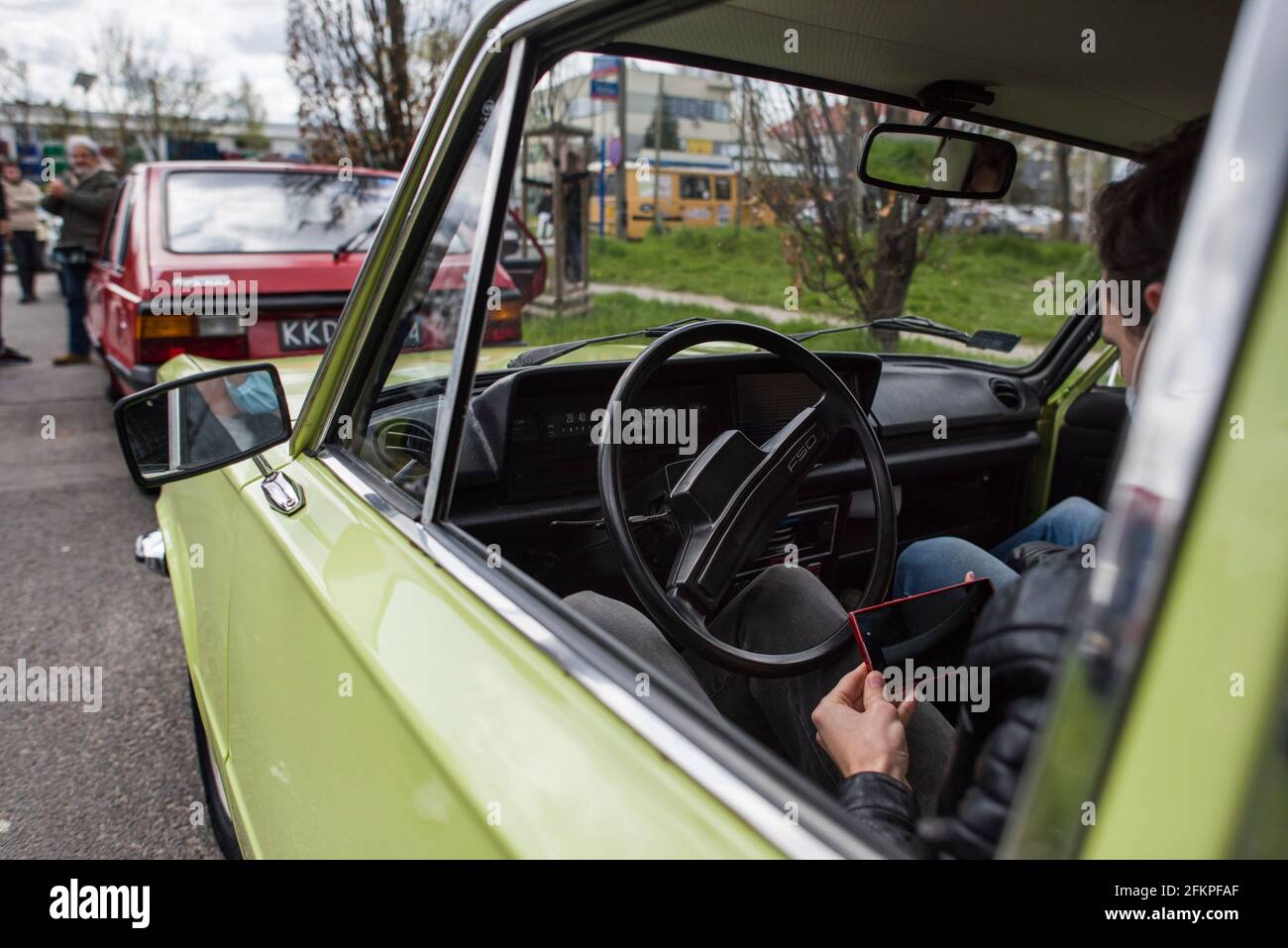 Le cockpit d'une Fiat 125p classique est vu pendant le rallye à l'extérieur de la FSO (usine de voitures de tourisme) à Varsovie. Collectionneurs et propriétaires de véhicules automobiles connus sous le nom de Polonez ont marqué le 43ème anniversaire de la voiture à Varsovie. Le FSO Polonez est un véhicule à moteur développé en Pologne en collaboration avec Fiat et produit par Fabryka Samochodów Osobowych (fabrique de voitures de tourisme) - mieux connu sous le nom de FSO - de 1978 à 2002. C'était un nouveau modèle à hayon de Giorgetto Giugiaro. Le véhicule a été un coup absolu de l'époque communiste en Pologne, également très célèbre dans le soi-disant bloc de l'est. (Photo par Attila Banque D'Images