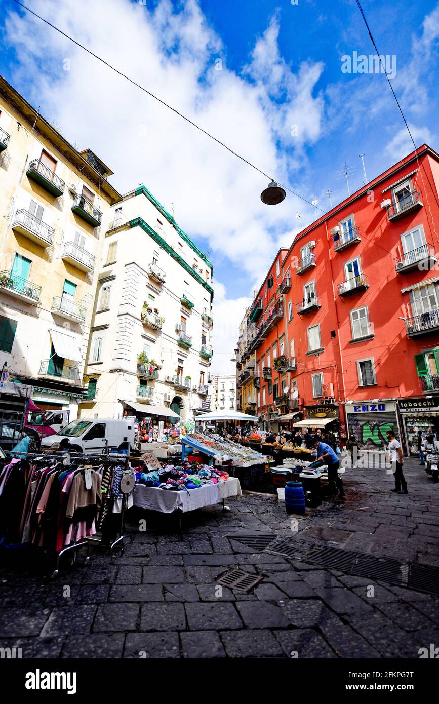 Naples, Italie, le 2 mai 2021. Un marché populaire sur une place dans le centre historique de la ville. Banque D'Images