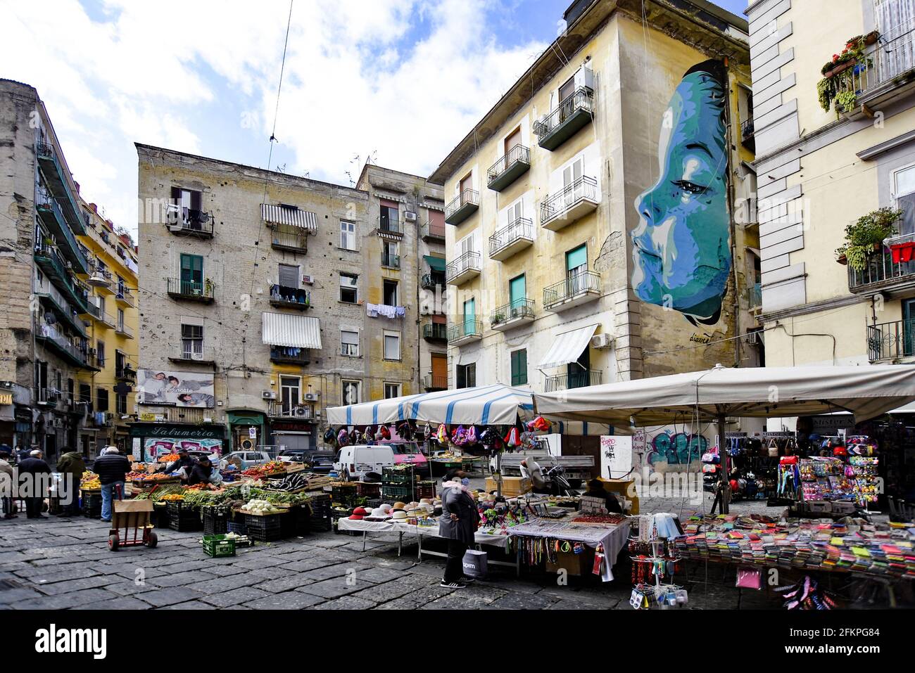 Naples, Italie, le 2 mai 2021. Un marché populaire sur une place dans le centre historique de la ville. Banque D'Images