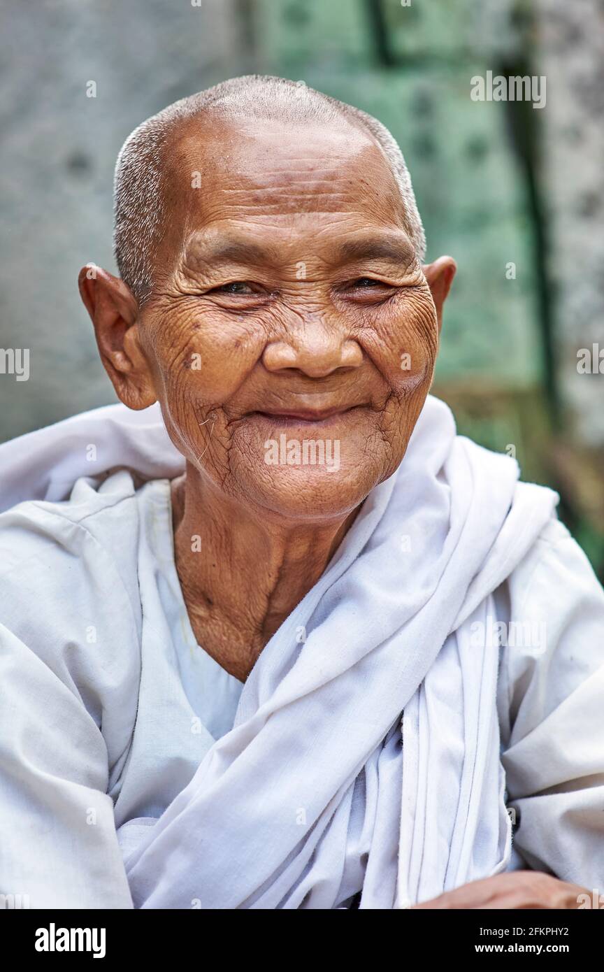 Portrait d'une vieille femme au temple de Preah Khan. Siem Reap Angkor Cambodge Banque D'Images