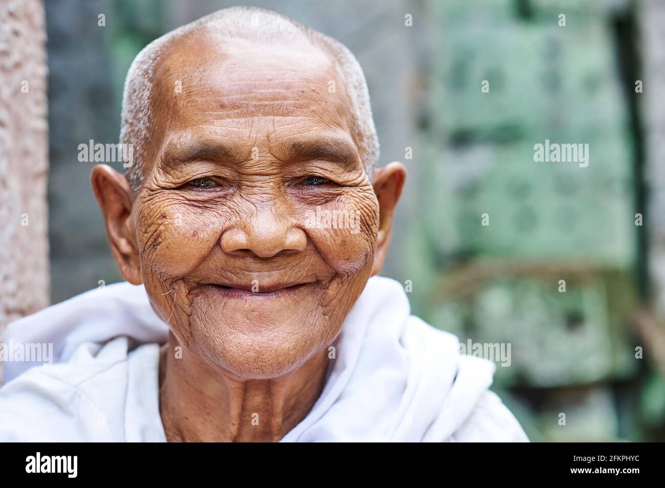 Portrait d'une vieille femme au temple de Preah Khan. Siem Reap Angkor Cambodge Banque D'Images