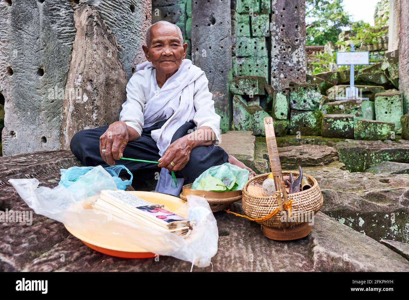 Portrait d'une vieille femme au temple de Preah Khan. Siem Reap Angkor Cambodge Banque D'Images