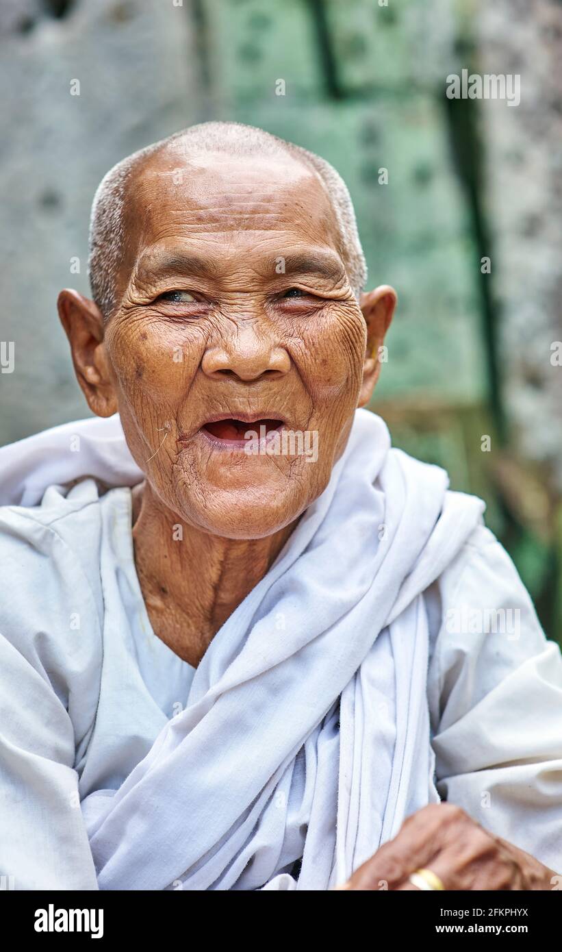 Portrait d'une vieille femme au temple de Preah Khan. Siem Reap Angkor Cambodge Banque D'Images