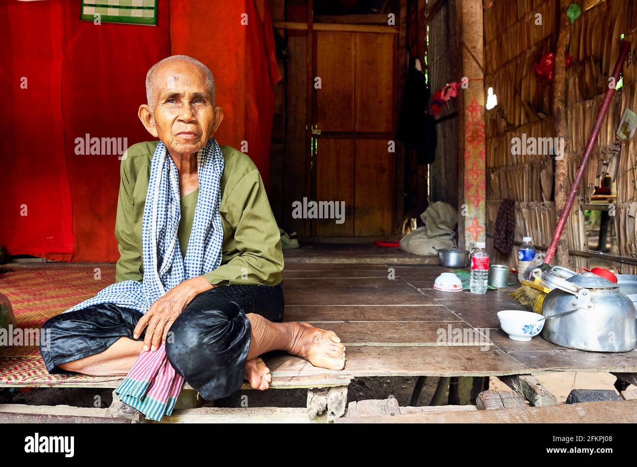 Une vieille femme dans sa hutte à Siem Reap. Angkor. Cambodge Banque D'Images