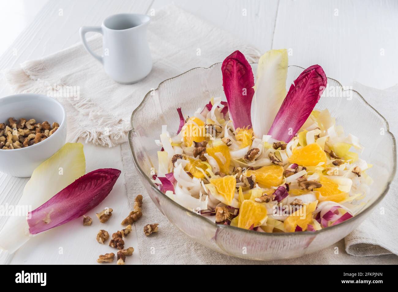 Salade de chicorée à l'orange et aux noix sur fond blanc Banque D'Images