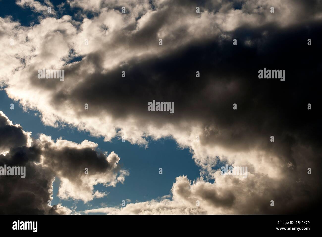 Cumulonimbus capillatus nuages avec une lumière dramatique et le requin anthropomorphique dirigé cloud Banque D'Images