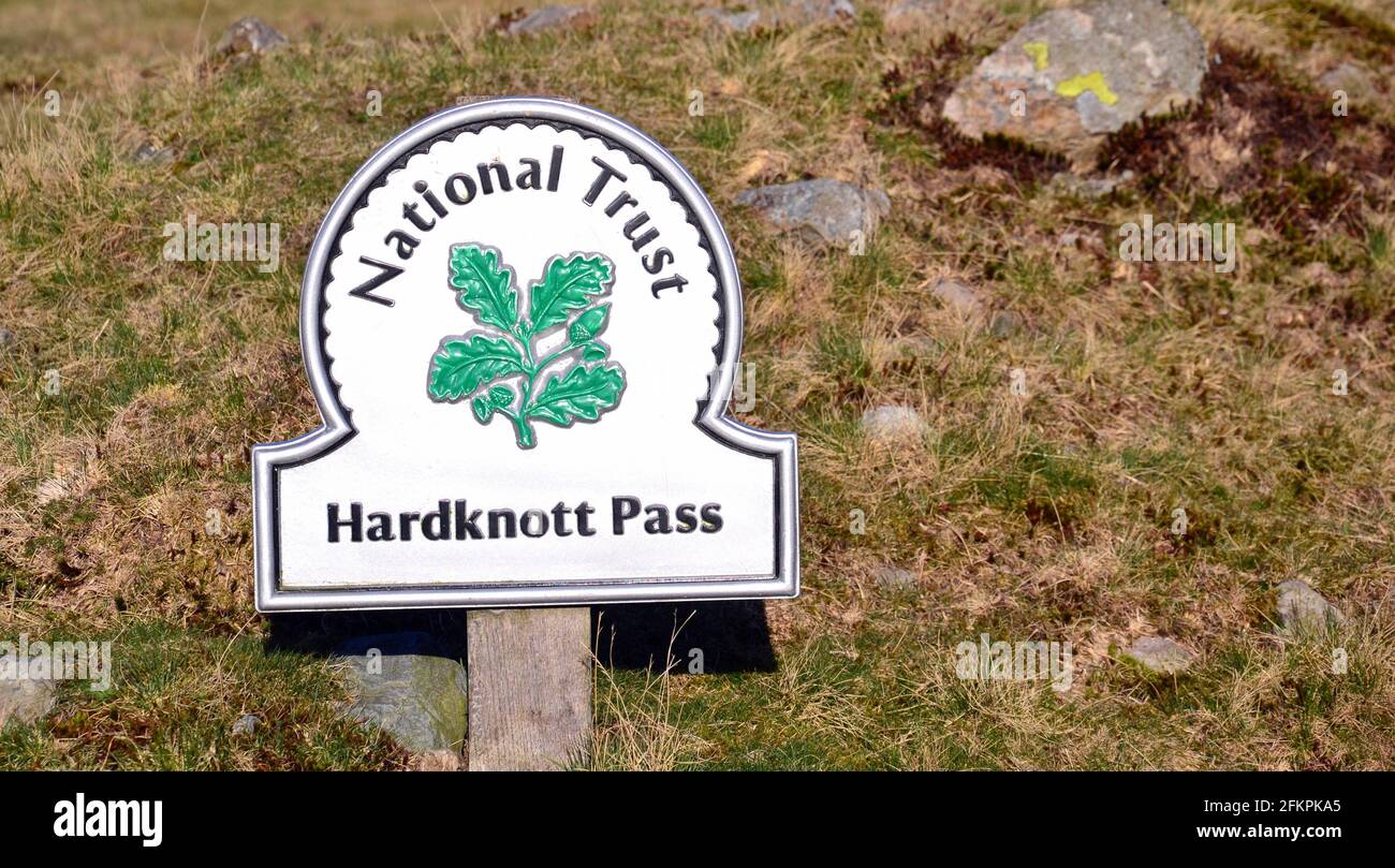 Signature de National Trust à HardKnott Pass, le passage de route le plus raide en Angleterre, au-dessus de Cockley Beck, Duddon Valley, Cumbria, Royaume-Uni. Banque D'Images