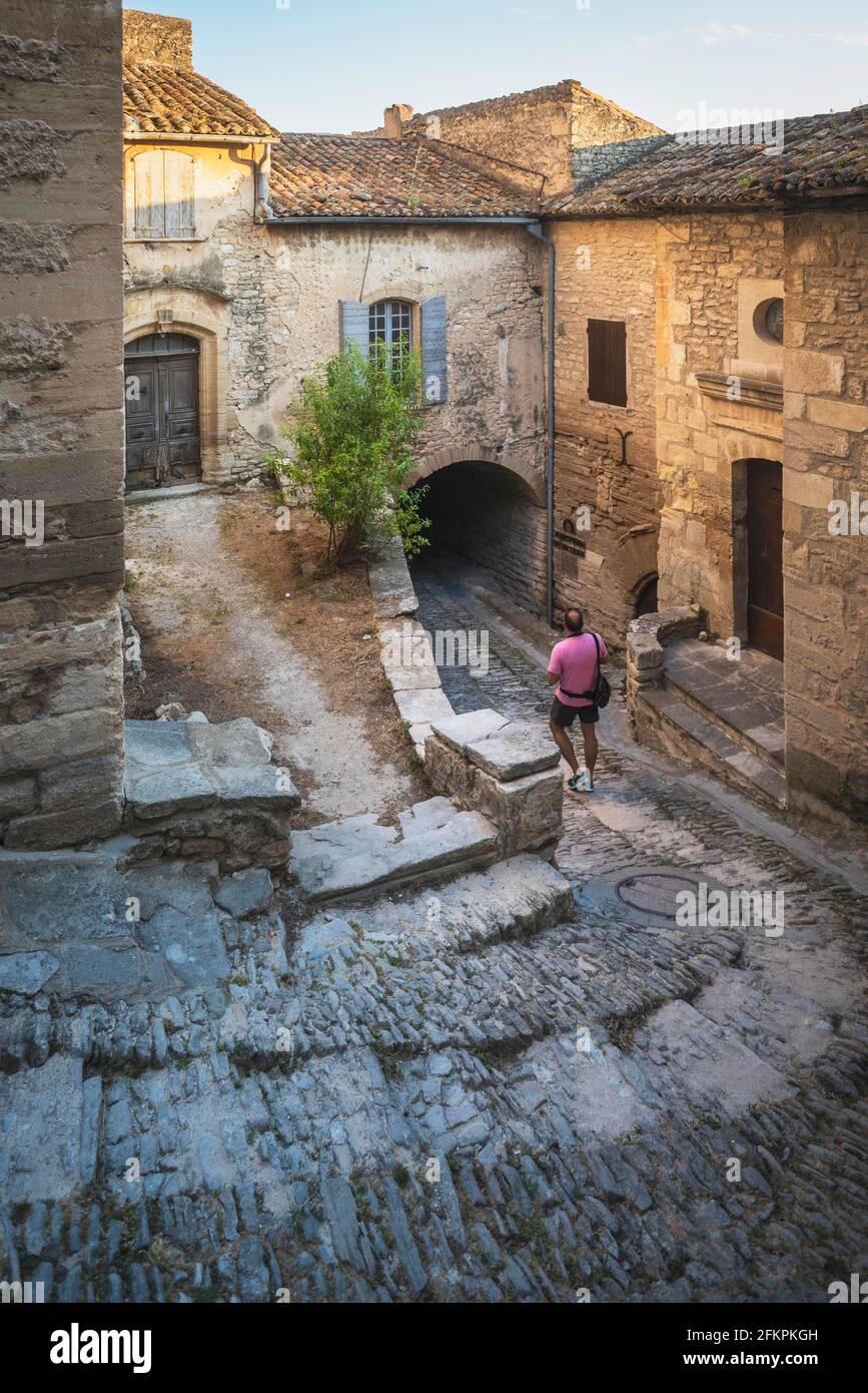 Rue typique d'un village dans le sud de la France, avec des escaliers, des pentes et une arche Banque D'Images