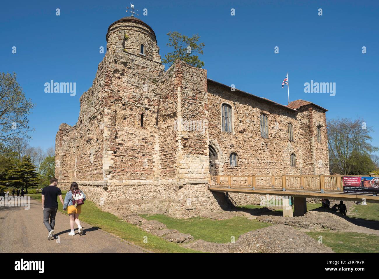 Colchester, vue en été des jeunes marchant dans le parc du château à côté du château, dont certaines parties datent du 1er siècle après J.-C., Colchester Essex, Royaume-Uni Banque D'Images