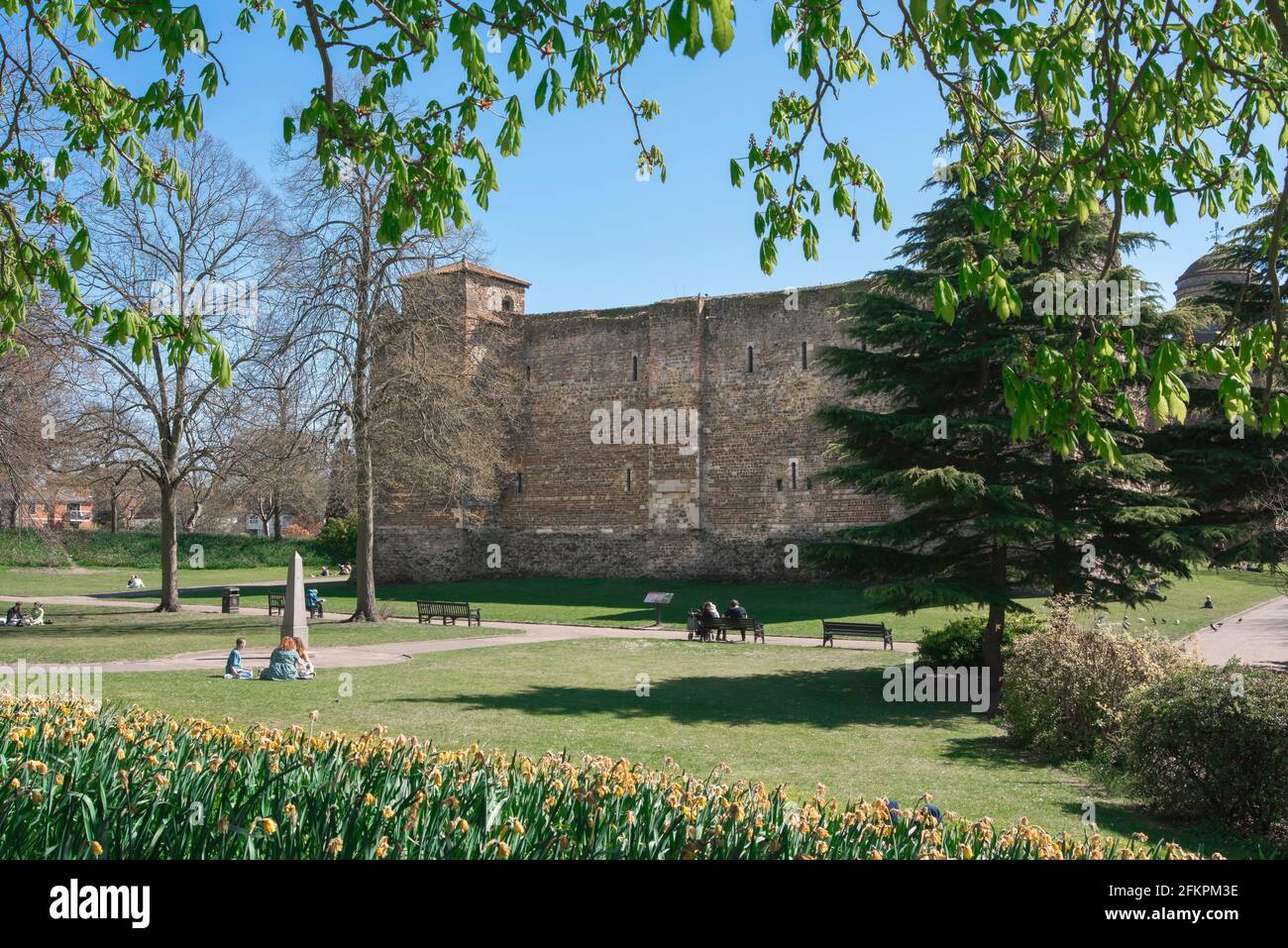 Parc de Colchester, vue à la fin du printemps des personnes se détendant près du monument Lucas et Lisle dans le parc de Château Colchester, Essex, Angleterre, Royaume-Uni Banque D'Images