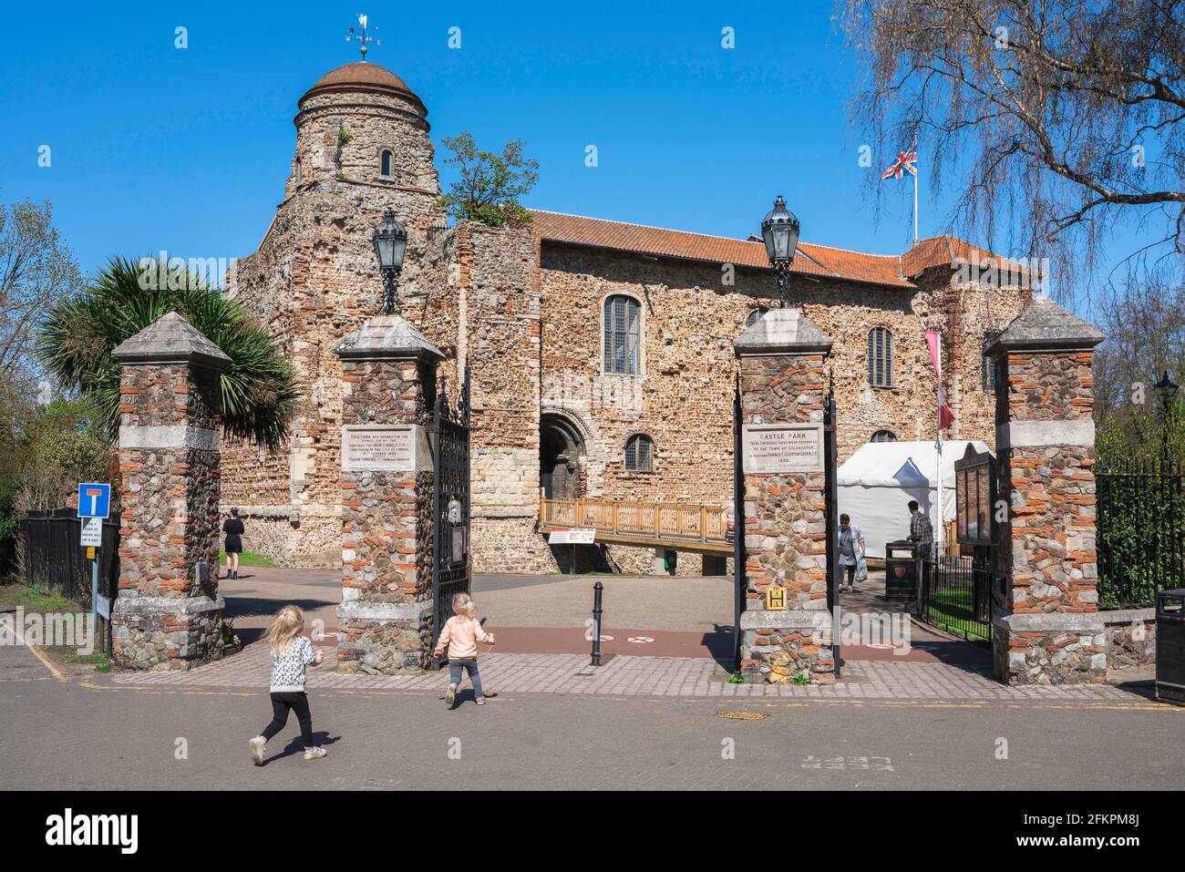 Colchester Royaume-Uni, vue arrière des enfants qui s'élancé vers l'entrée du parc du château, site du château romano-britannique du 1er siècle, Essex, Royaume-Uni Banque D'Images
