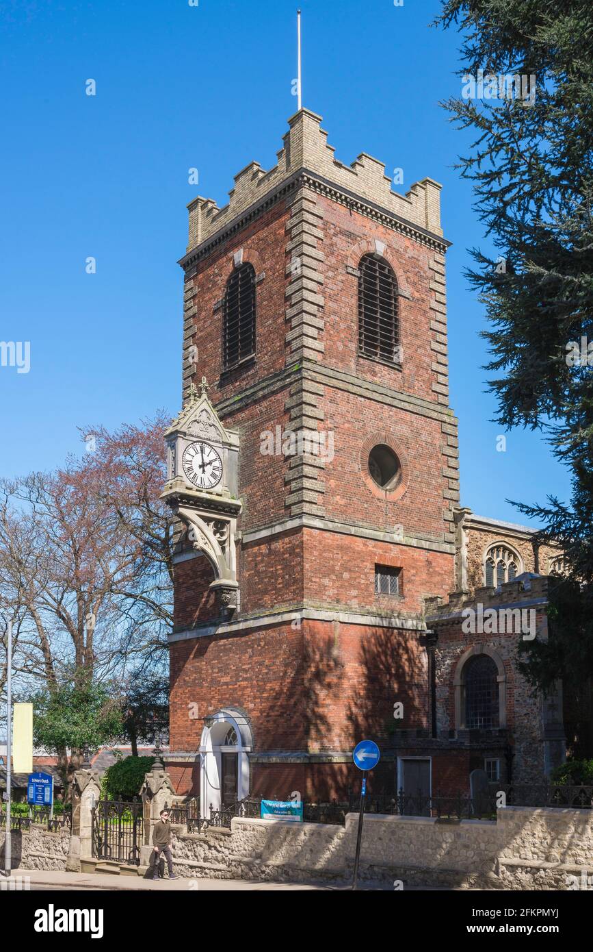 Église Saint-Pierre Colchester, vue sur la tour et la grande horloge de l'époque victorienne de l'église Saint-Pierre, North Hill, Colchester, Angleterre, Essex, ROYAUME-UNI Banque D'Images