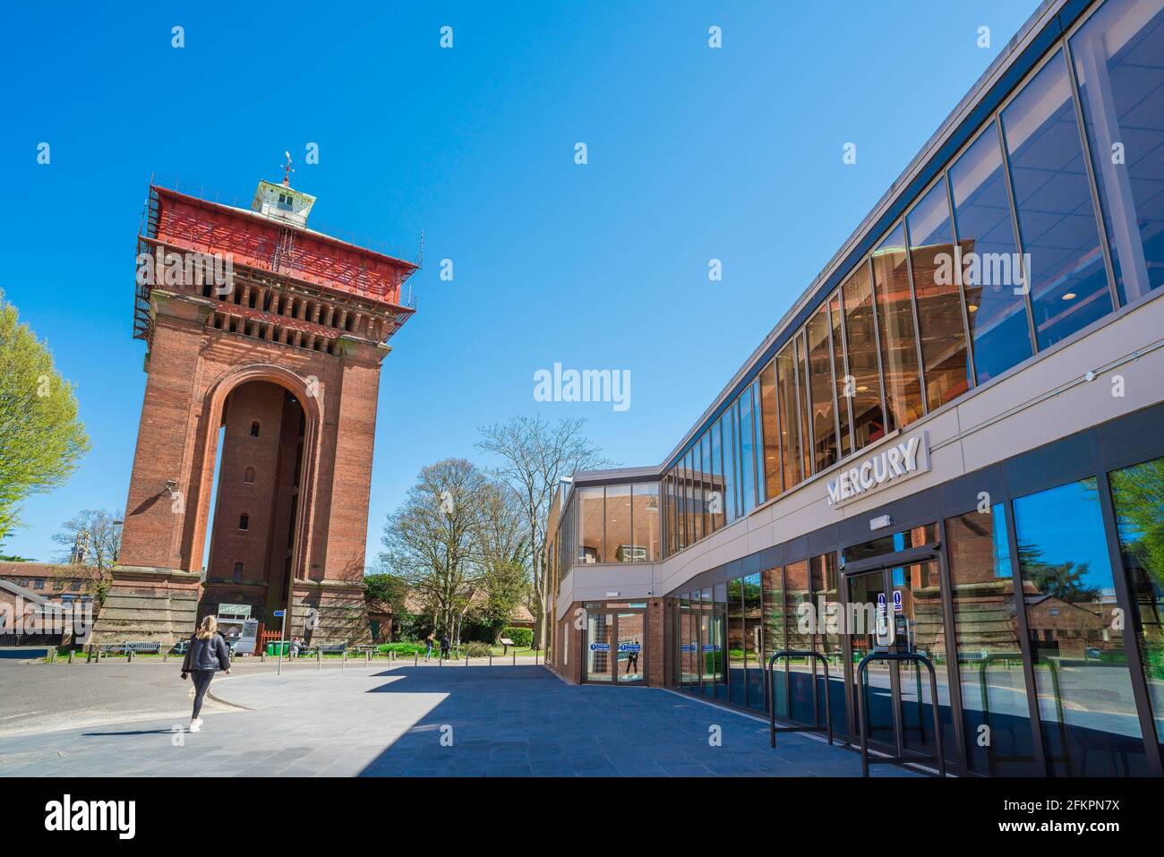 Colchester Essex, vue en été du Mercury Theatre et de la tour d'eau Jumbo situés à la porte de Balkerne, dans le centre de Colchester, Essex, Royaume-Uni Banque D'Images