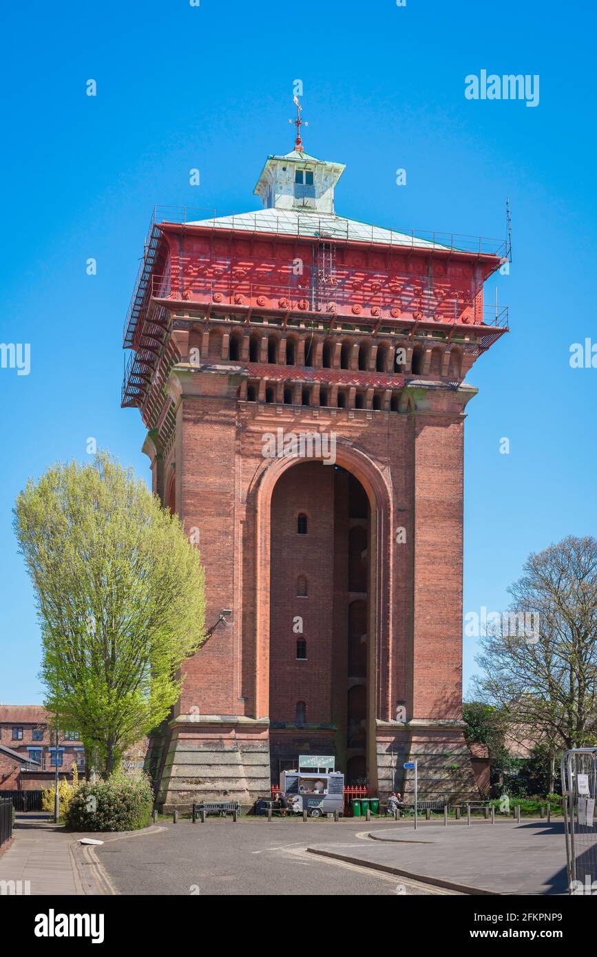 Tour d'eau Jumbo Colchester, vue sur la tour d'eau 'Jumbo' de 85 pieds de haut construite en 1882 et composée de 1.2 millions de briques, Colchester, Essex, Royaume-Uni Banque D'Images