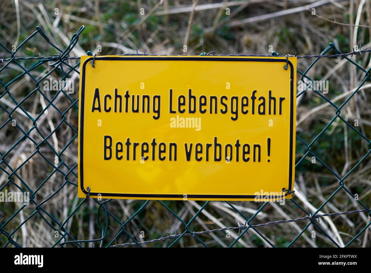 Signez attention danger de mort, N'entrez pas. Lettres noires sur fond jaune. Panneau d'avertissement. Banque D'Images