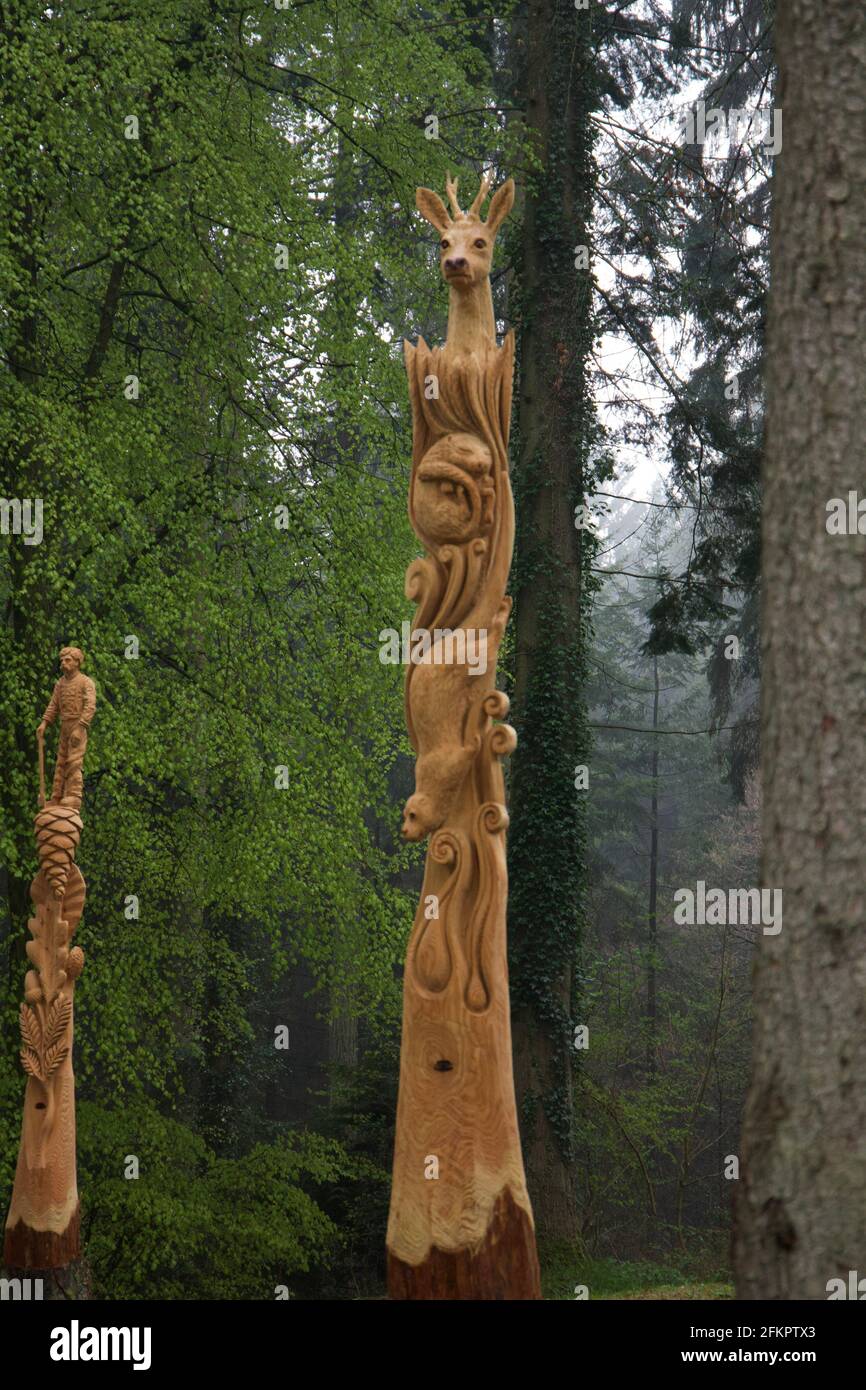 Sculptures de totem en bois dans la campagne galloise Banque D'Images