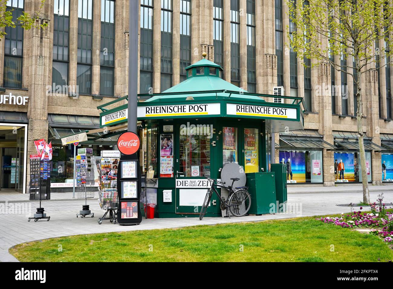 Kiosque à journaux rétro allemand unique en face du grand magasin « Kaufhof » à Corneliusplatz, dans le centre-ville de Düsseldorf. Banque D'Images