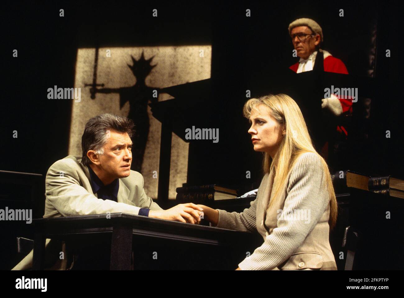 Martin Shaw (James Highwood), Sarah Berger (Jean Highwood), Alan Dobie (juge) en JUSTICE GROSSIÈRE par Terence Frisby à l'Apollo Theatre, Londres W1 05/05/1994 conception: Michael Holt réalisateur: Robin Herford Banque D'Images