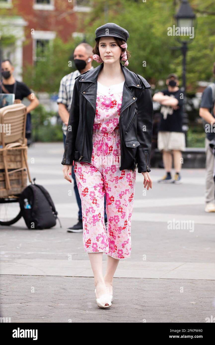 New York, NY, États-Unis. 29 avril 2021. Rachel Brosnahan pour LA MERVEILLEUSE MME. MAISEL tournage sur place, Washington Square Park, New York, NY 29 avril 2021. Crédit : RCF/Collection Everett/Alamy Live News Banque D'Images