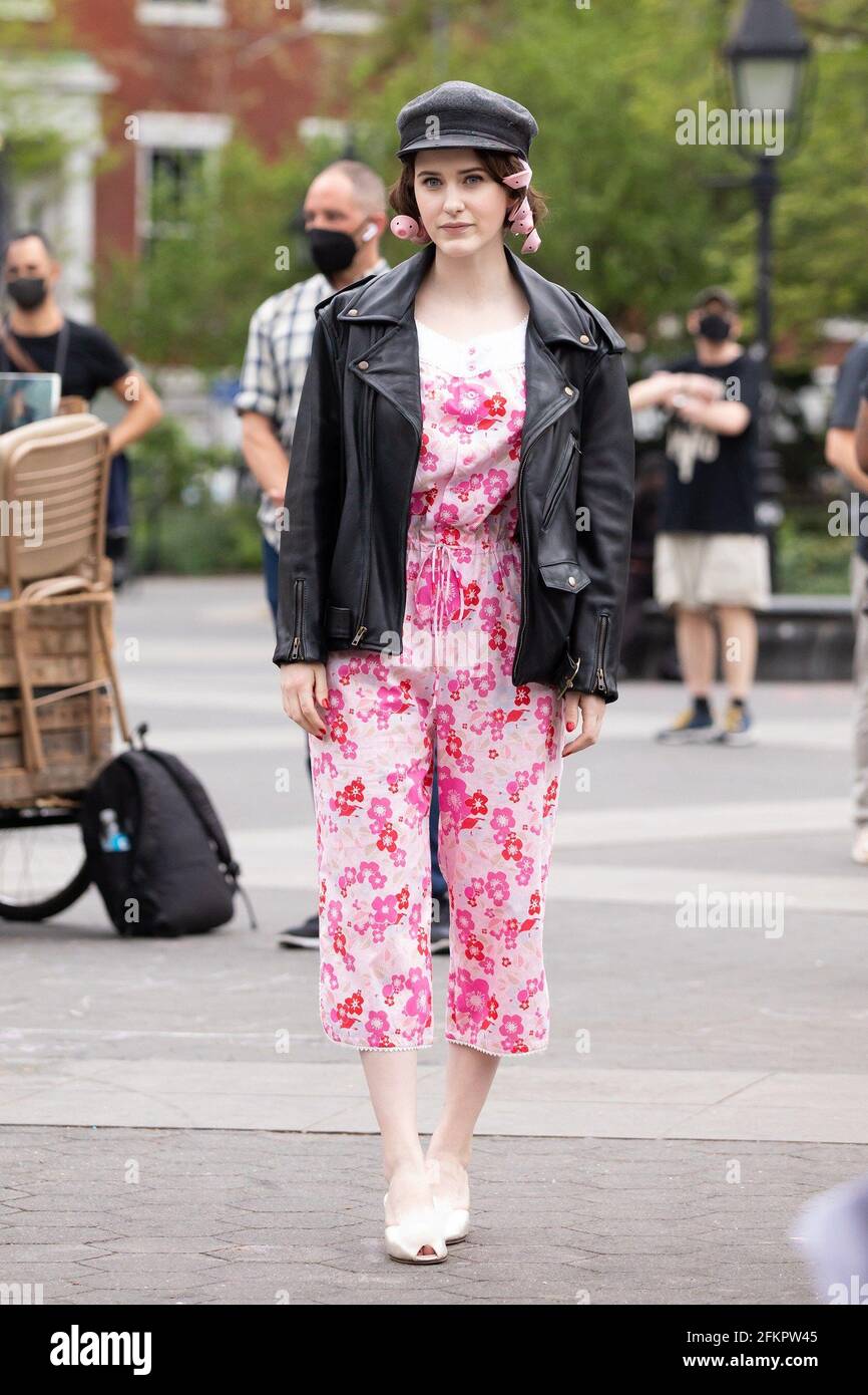 New York, NY, États-Unis. 29 avril 2021. Rachel Brosnahan pour LA MERVEILLEUSE MME. MAISEL tournage sur place, Washington Square Park, New York, NY 29 avril 2021. Crédit : RCF/Collection Everett/Alamy Live News Banque D'Images