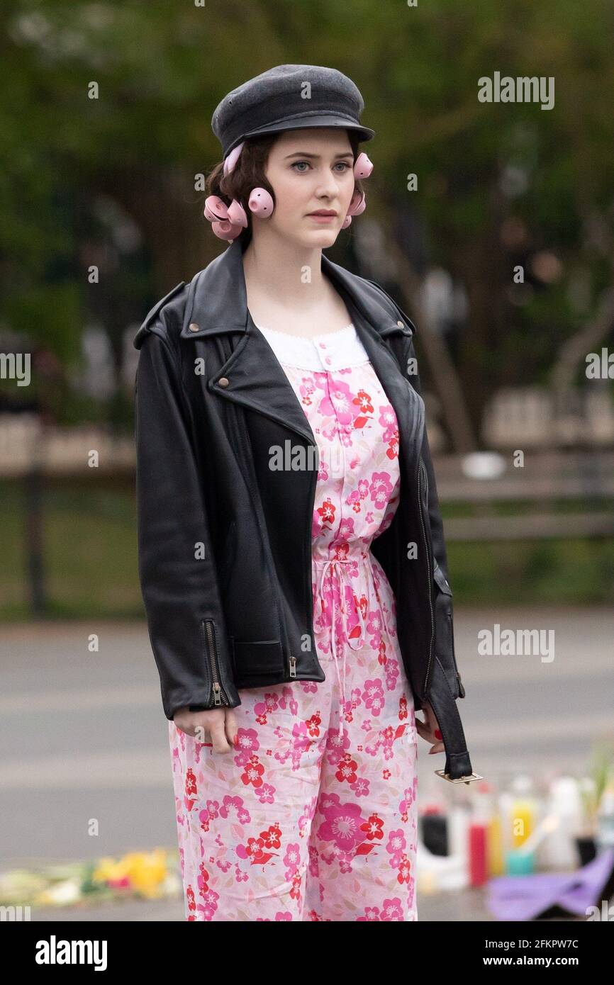 New York, NY, États-Unis. 29 avril 2021. Rachel Brosnahan pour LA MERVEILLEUSE MME. MAISEL tournage sur place, Washington Square Park, New York, NY 29 avril 2021. Crédit : RCF/Collection Everett/Alamy Live News Banque D'Images