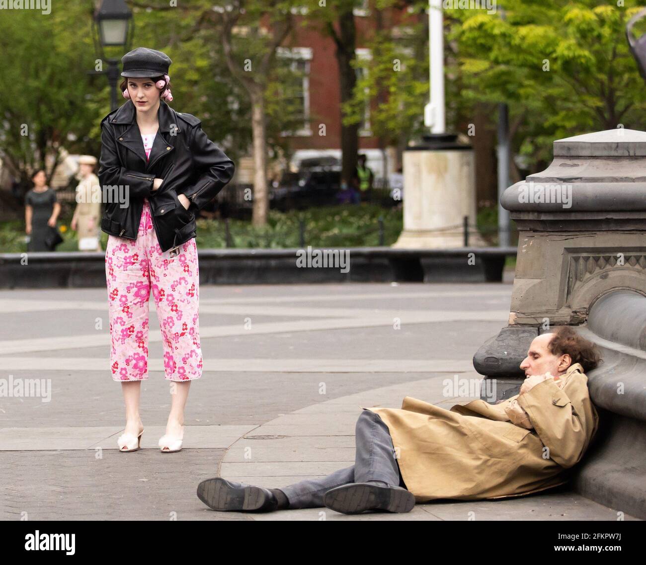 New York, NY, États-Unis. 29 avril 2021. Rachel Brosnahan pour LA MERVEILLEUSE MME. MAISEL tournage sur place, Washington Square Park, New York, NY 29 avril 2021. Crédit : RCF/Collection Everett/Alamy Live News Banque D'Images