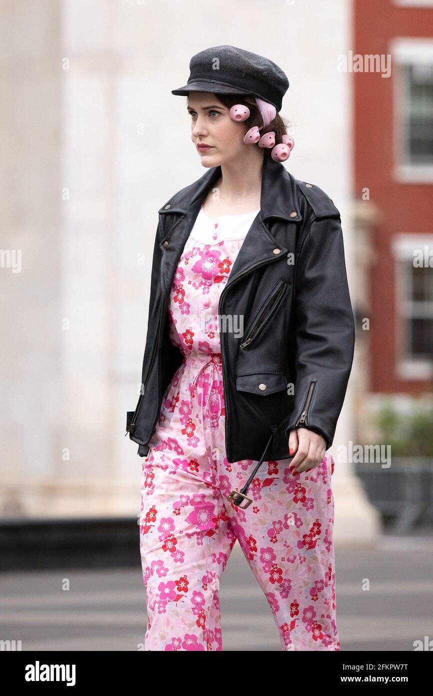 New York, NY, États-Unis. 29 avril 2021. Rachel Brosnahan pour LA MERVEILLEUSE MME. MAISEL tournage sur place, Washington Square Park, New York, NY 29 avril 2021. Crédit : RCF/Collection Everett/Alamy Live News Banque D'Images