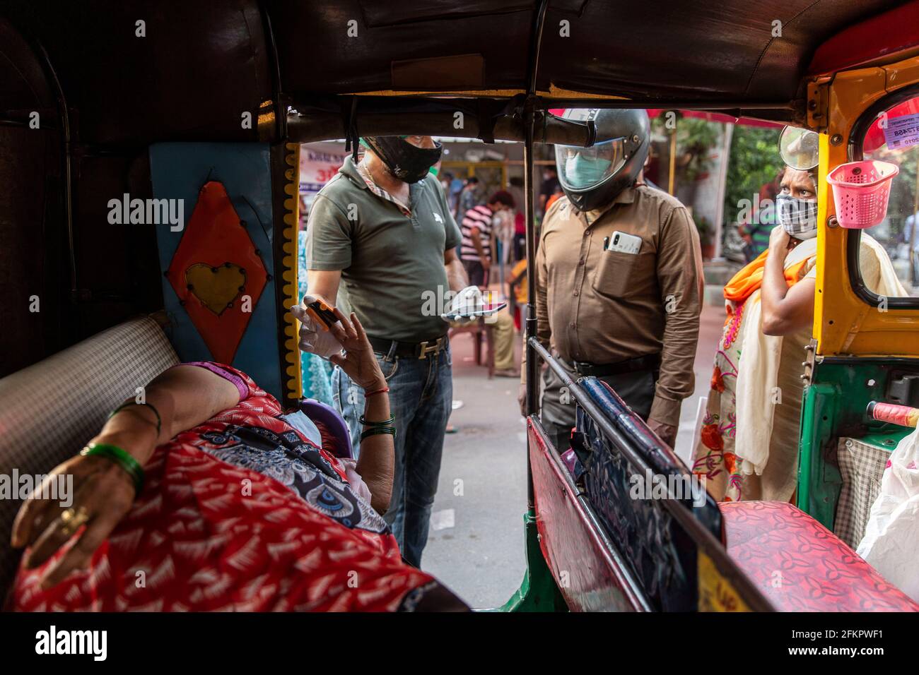 Parents et patients luttant pour respirer vus à l'Indirapuram Gurudwara (Temple Sikh) à Indirapuram, Gazhiabad le 1er mai 2021. Le site est où un camp gratuit d'oxygène a été organisé pour les patients positifs Covid-19 qui n'ont pas trouvé un hôpital ou un support d'oxygène . Une forte augmentation des cas a pris l'administration et les organes de la région de la capitale nationale mal préparés. Le manque de lits d'hôpital, d'oxygène et d'installations de soins intensifs a fait que les bons samaritains s'intensifient et tentent de combler les lacunes. (Photo par Ishan Tankha/Sipa USA) Banque D'Images