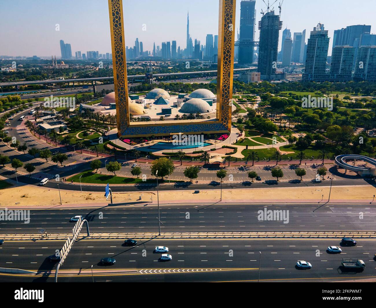 Dubaï, Émirats arabes Unis, 19 avril 2021 : vue sur Dubaï depuis le bâtiment du cadre de Dubaï avec vue aérienne sur le parc Zabeel et la ville Banque D'Images