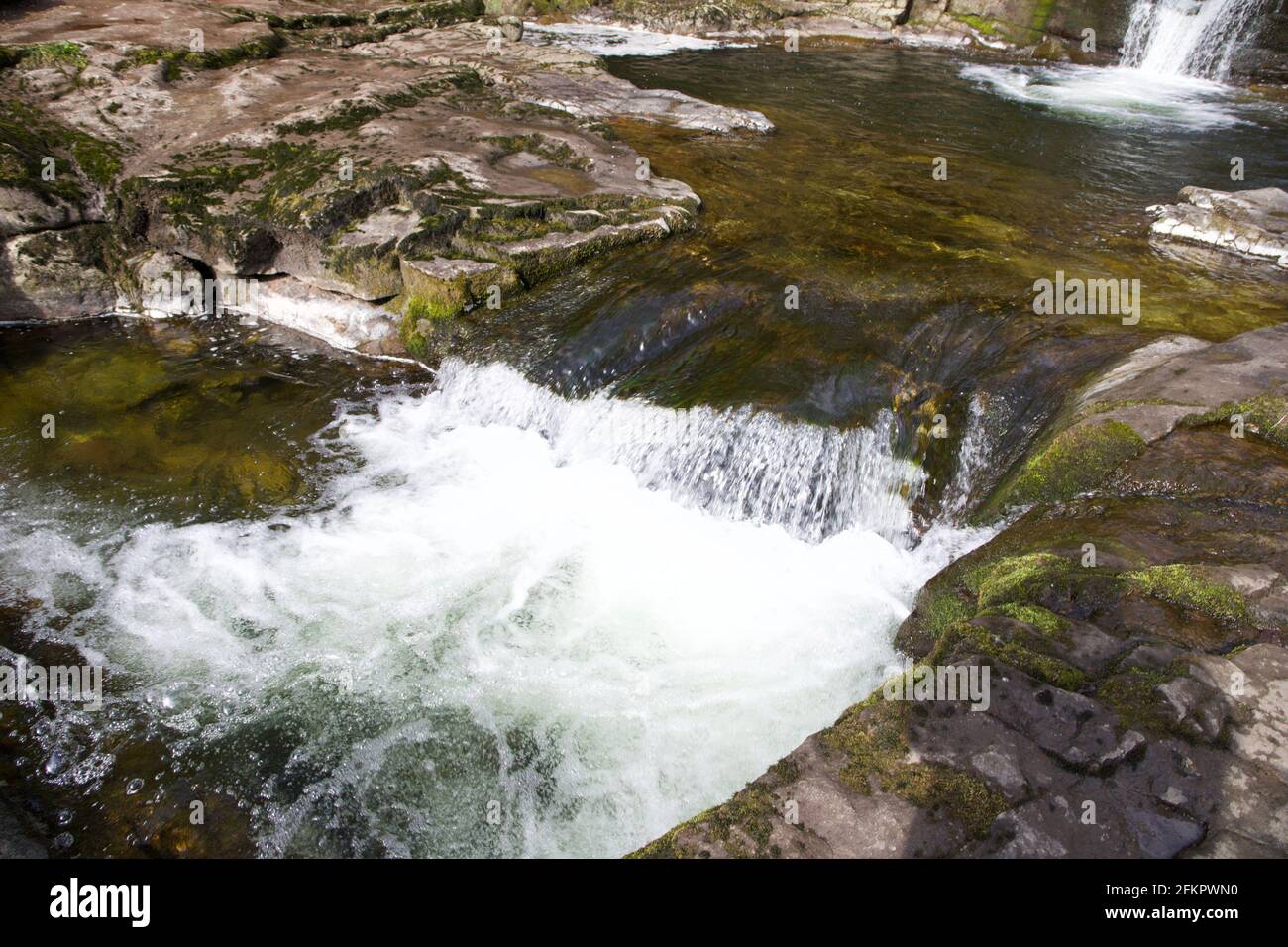 Petite chute d'eau sur le sentier four Falls Trail au pays de Galles Banque D'Images
