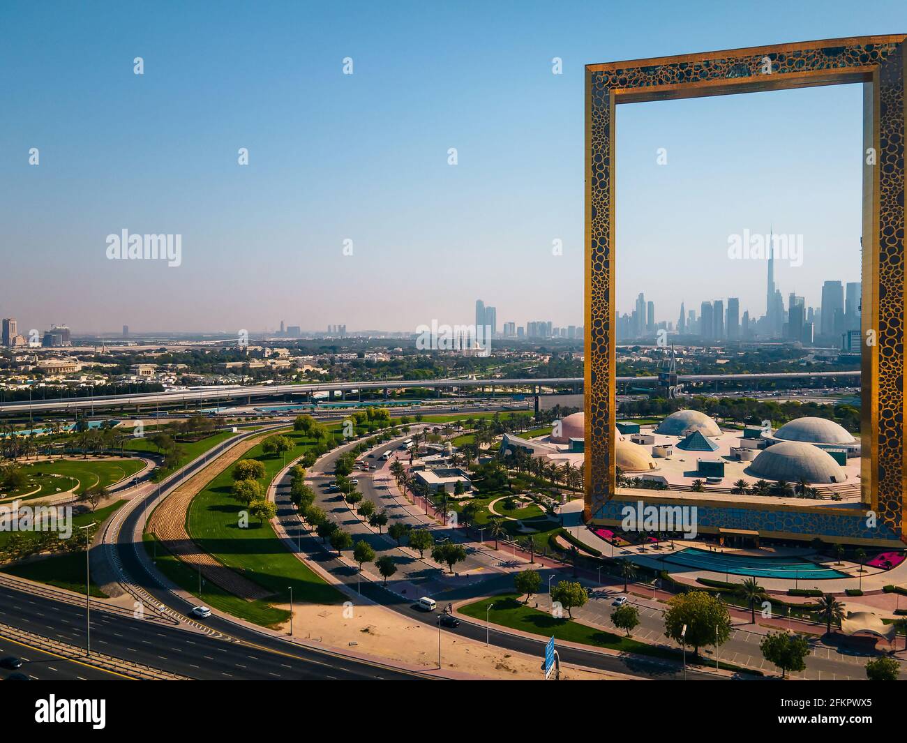 Dubaï, Émirats arabes Unis, 19 avril 2021 : vue sur Dubaï depuis le bâtiment du cadre de Dubaï avec vue aérienne sur le parc Zabeel et la ville Banque D'Images