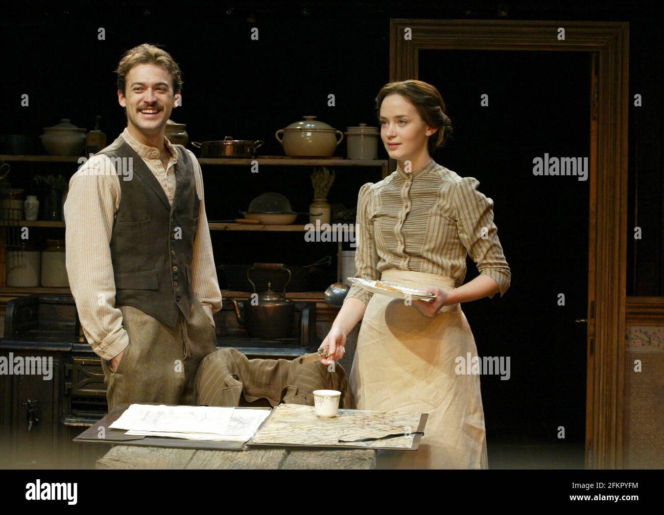 Paul Nicholls (Sam Plowman), Emily Blunt (Eugenie Loyer) à VINCENT À BRIXTON par Nicholas Wright au Cottesloe Theatre, National Theatre (NT) Londres 01/05/2002 conception: Tim Hatley éclairage: Peter Mumford directeur: Richard Eyre Banque D'Images