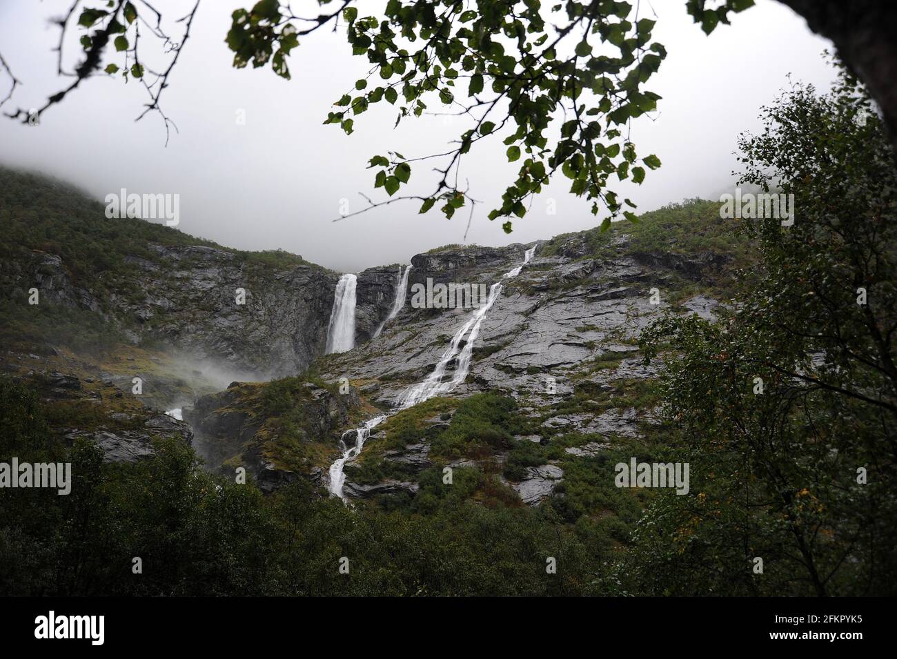 La chute de Krunefossen de 400 pieds - une chute d'eau d'une hauteur totale de 2000 pieds du fond du glacier à la vallée. Les chutes d'eau voisines peuvent également b Banque D'Images