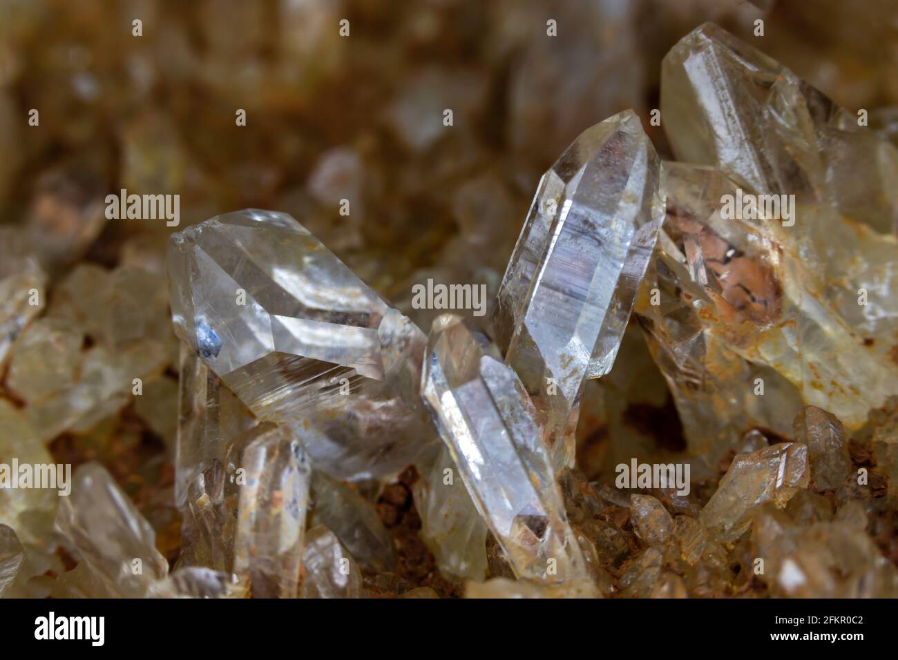 Cristaux de quartz transparents terminés, entourés de plus petits croissances. Depuis Arkansas, États-Unis. Banque D'Images