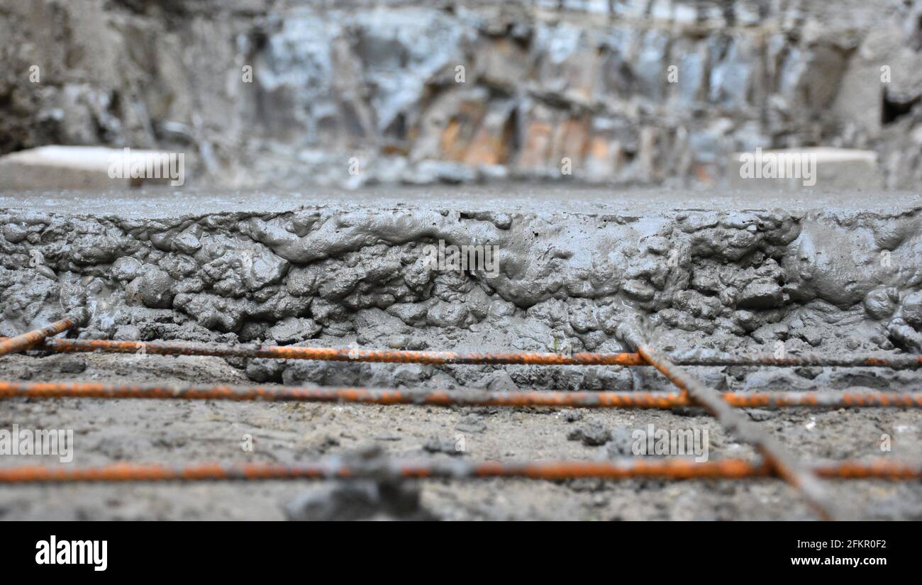 Dalle de fer avec couche de béton nouvellement moulé. Travaillez avec du coffrage par temps nuageux. Banque D'Images