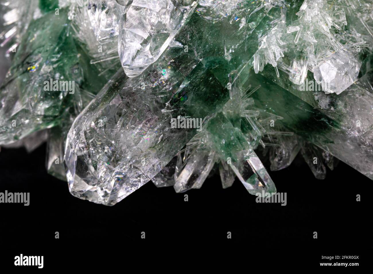 Cristaux de quartz chlorés de l'Himalaya. Les cristaux principaux sont colorés en vert et en blanc; entourés de centaines de minuscules, semblables à des aiguilles. Banque D'Images
