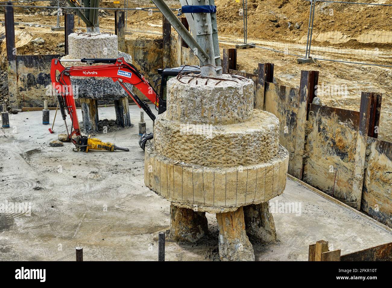 Pylône haute tension, entretien, travaux de fondation, renforcement Banque D'Images Pylône haute tension, entretien, travaux de fondation, renforcement Banque D'Images