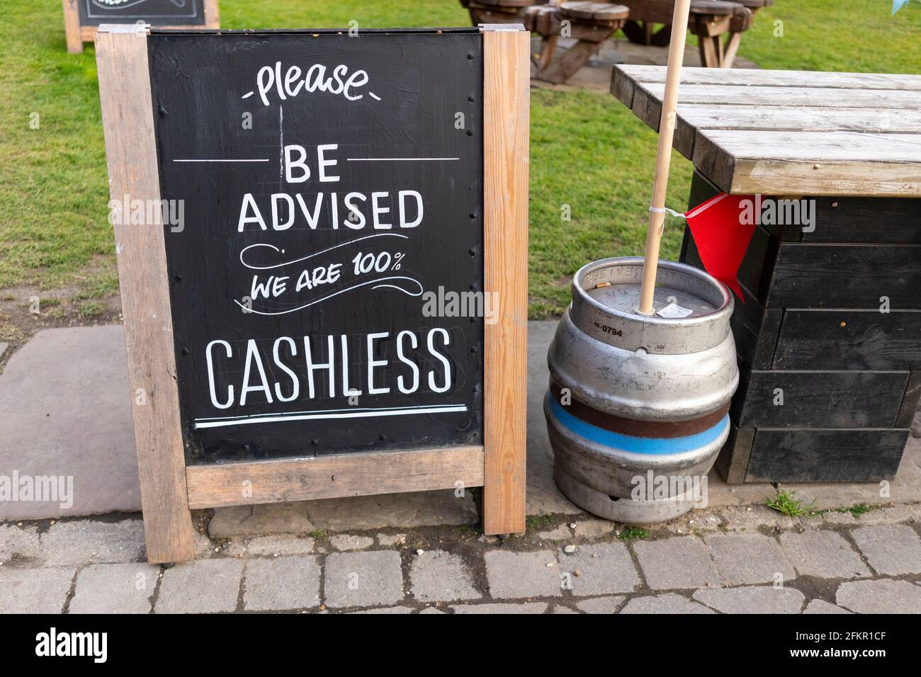 Réouverture des pubs après le confinement de Covid-19, mai 2021. Le tableau noir conseillant le paiement est sans espèces à l'extérieur de Bartons Mill pub, Old Basing, Hampshire, Angleterre Banque D'Images